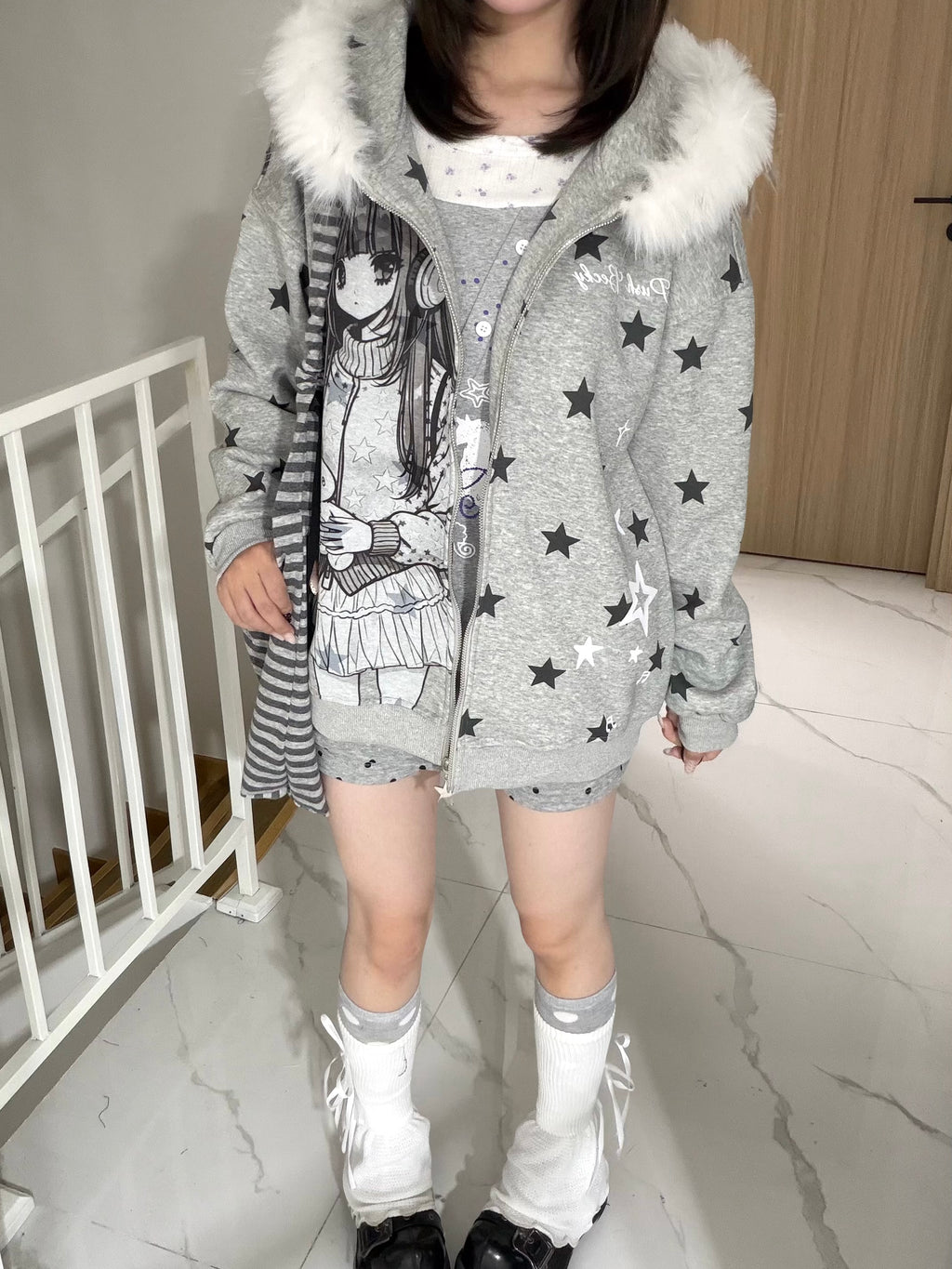 RICKY LUCKY アニメ風 ファー付きフード 星柄プリント ジップアップ パーカー レディース