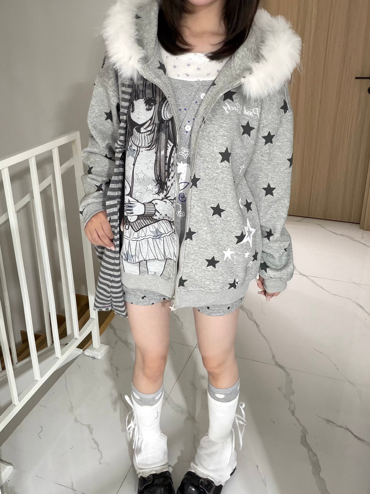 RICKY LUCKY アニメ風 ファー付きフード 星柄プリント ジップアップ パーカー レディース