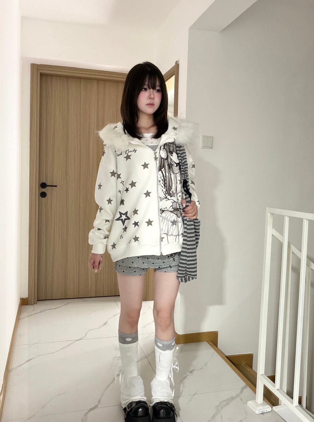 RICKY LUCKY アニメ風 ファー付きフード 星柄プリント ジップアップ パーカー レディース